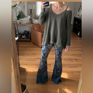 Free People oversized army green sweater, size xs